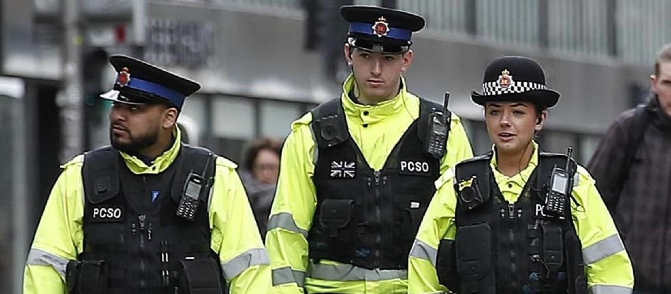 Μάντσεστερ: Κάλεσε 20 άτομα και πήγαν 100 - «Λουκέτο» στο σπίτι της οικοδέσποινας λόγω κορωνοϊού